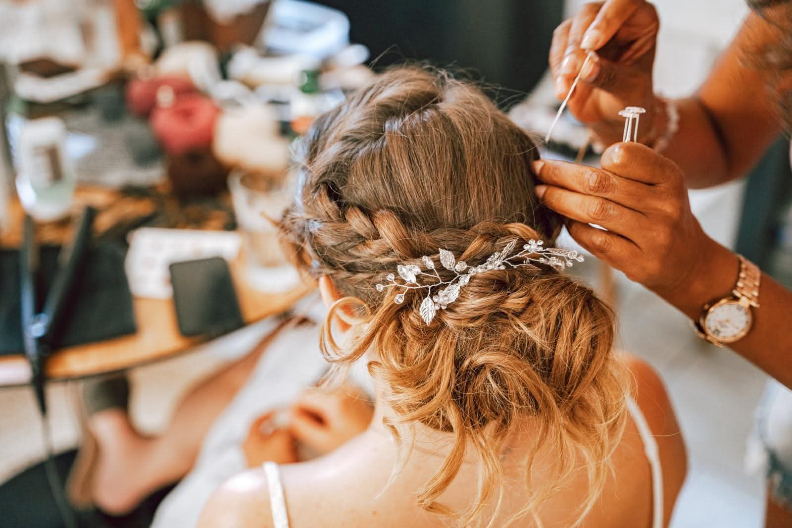 Pose d’un bijou de tête sur un chignon tressé de mariée