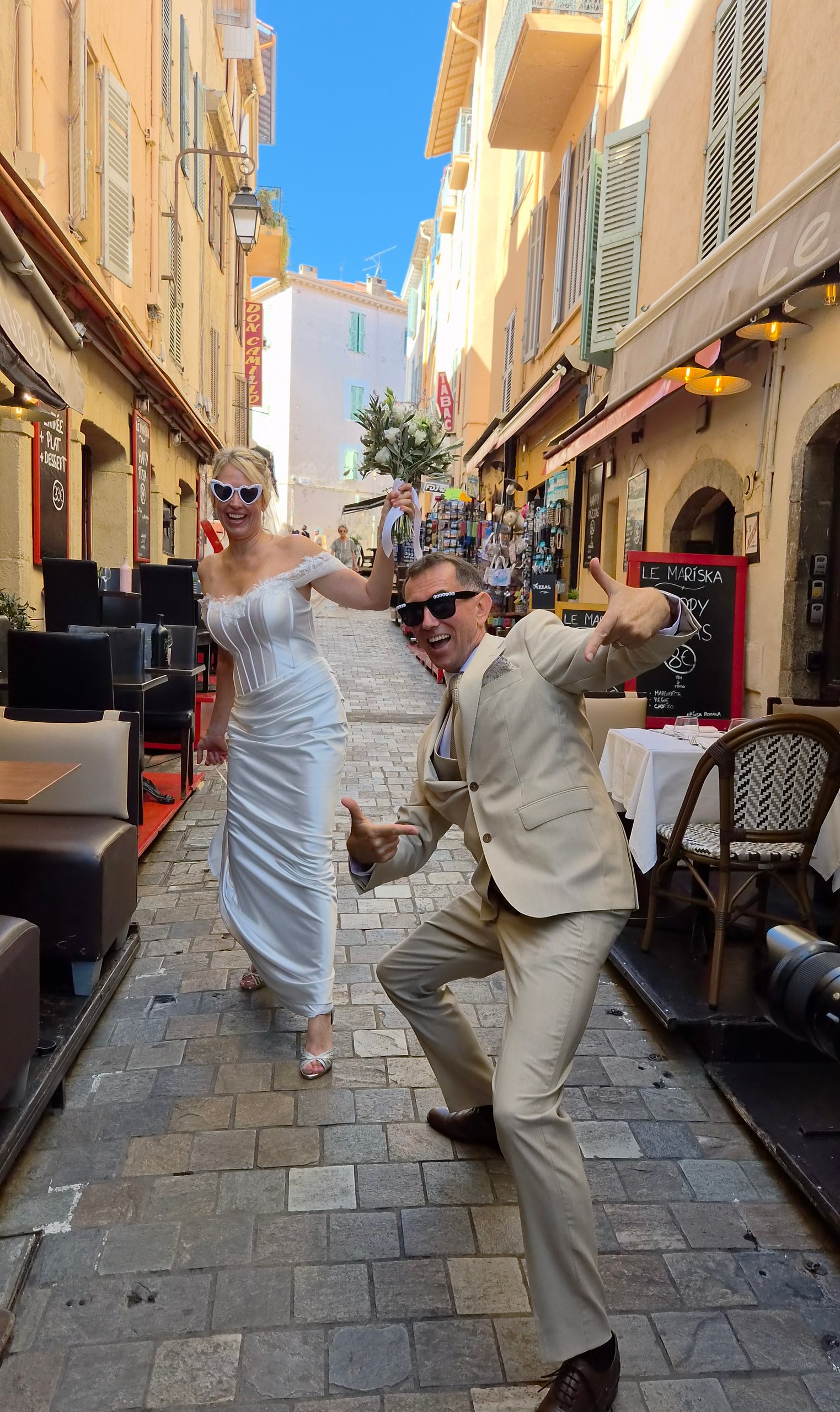 Couple en tenues de mariage