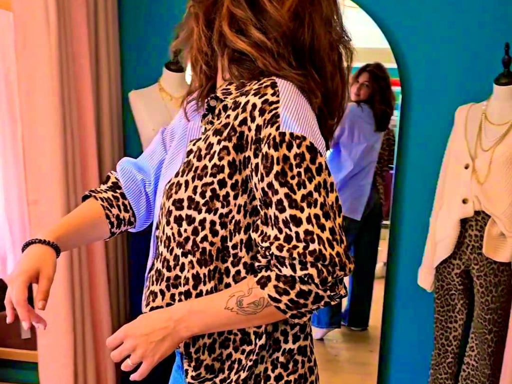 Essayage de vêtements en boutique
