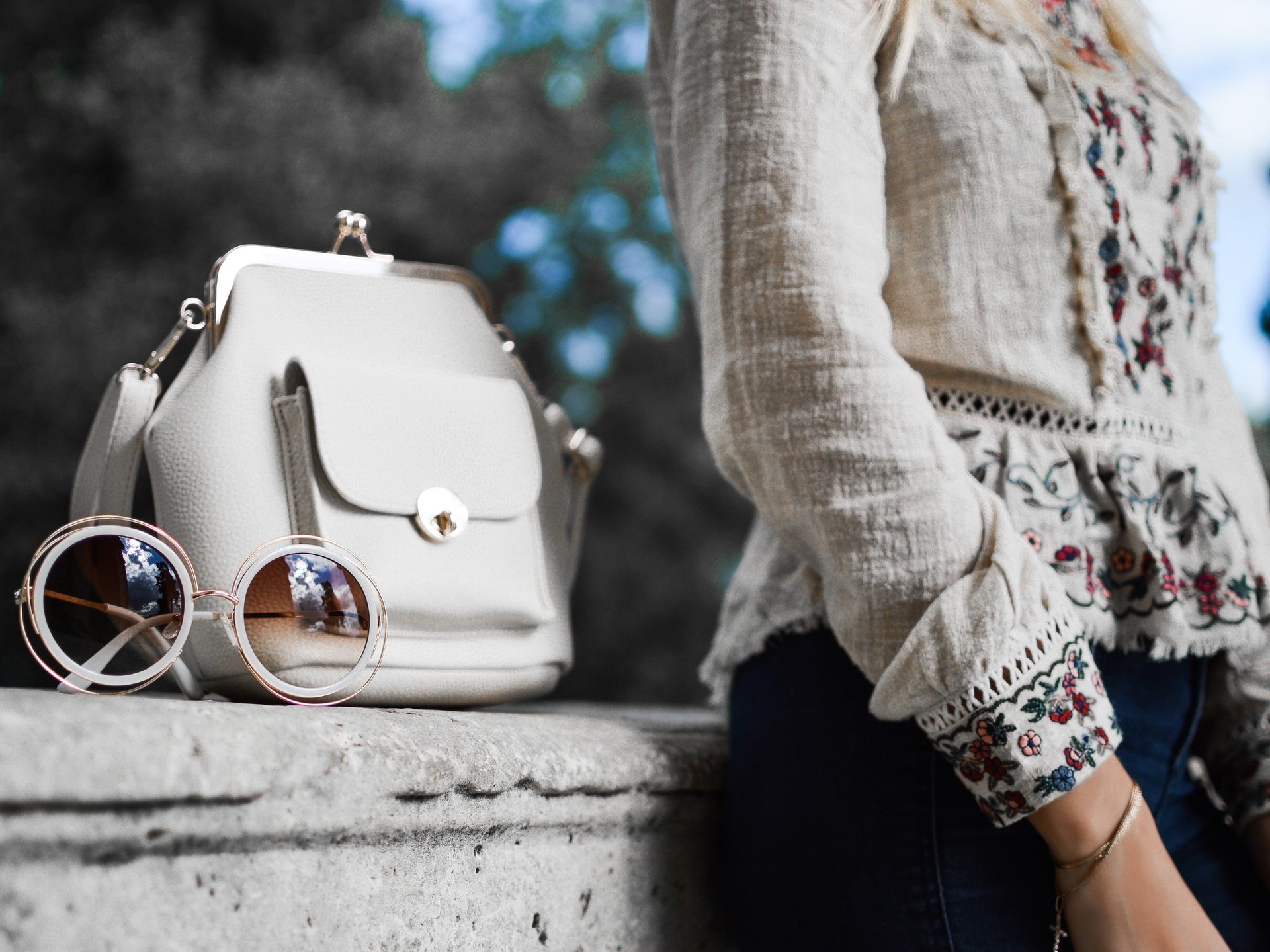 Tenue et accessoires illustrant le conseil en style