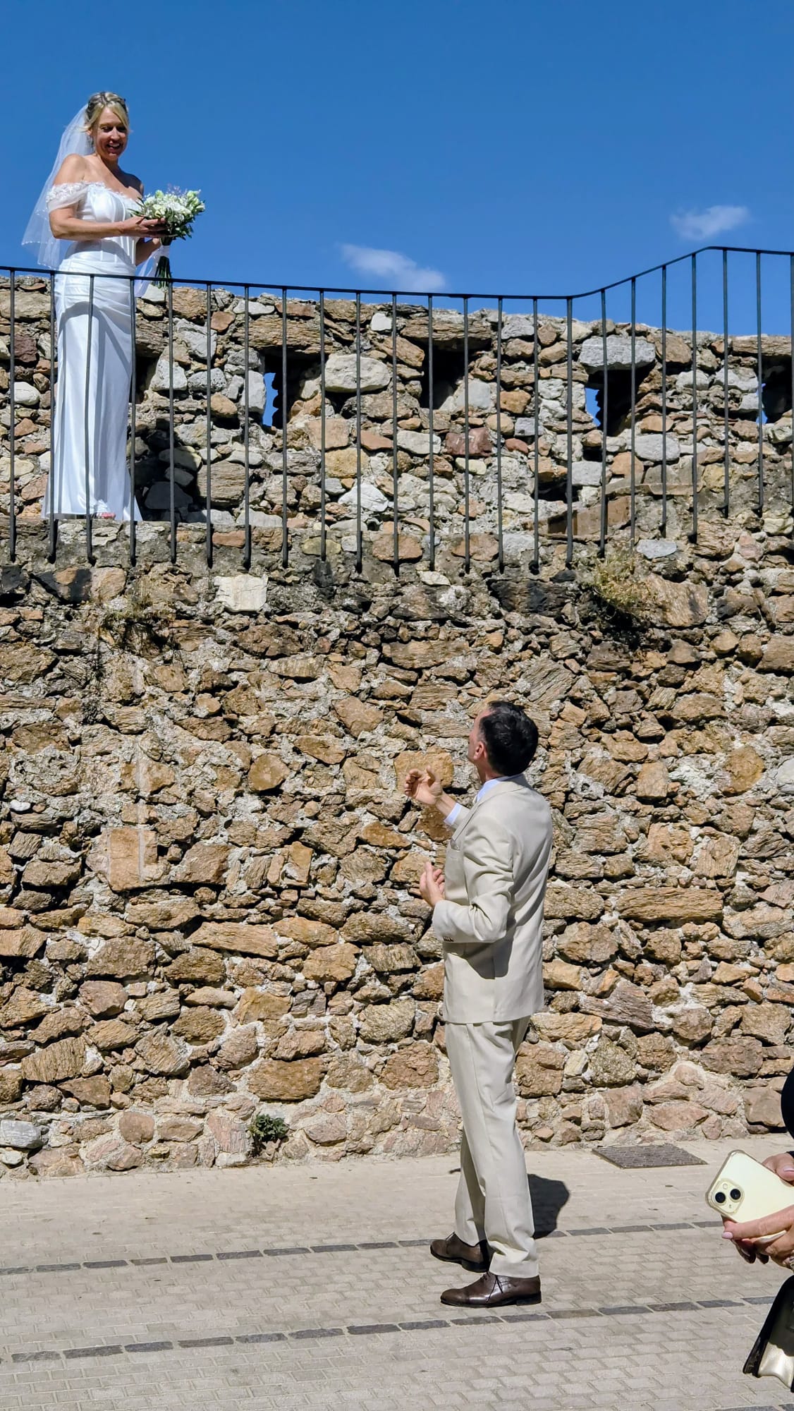 Couple de mariage près d’un escalier en pierre